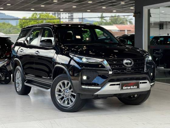 TOYOTA HILUX SW4 2.8 D-4D TURBO DIESEL SRX 7L 4X4 AUTOMÁTICO